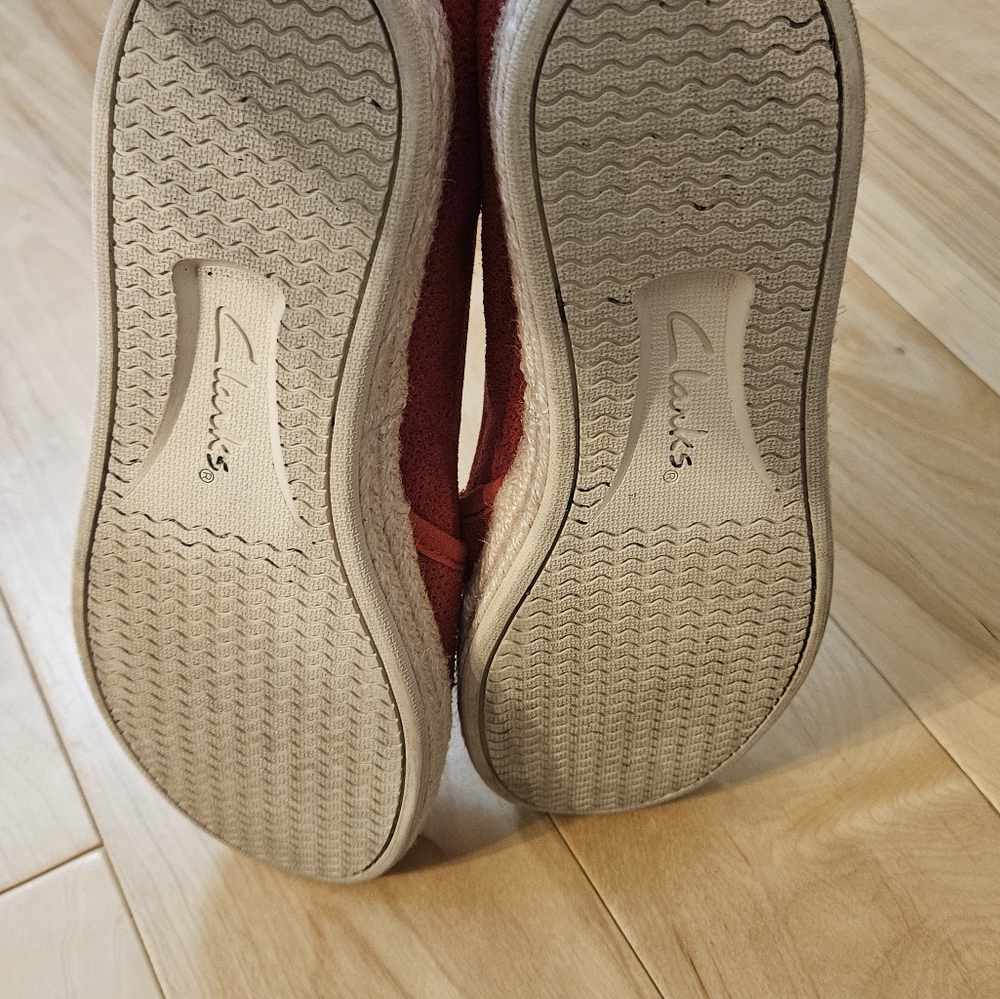 Clarks Womens Soft Cushion Slip On Shoes Red Suede 8.5 EUC - Picture 4 of 6